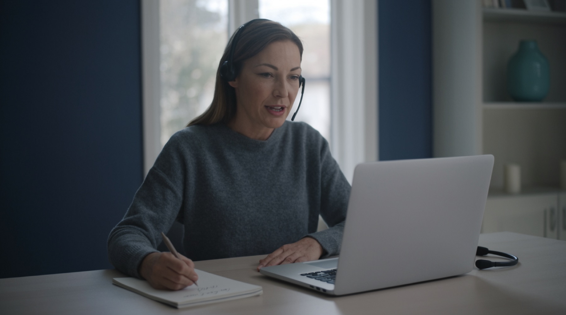 Makelaar in een online klantgesprek maakt een notitie